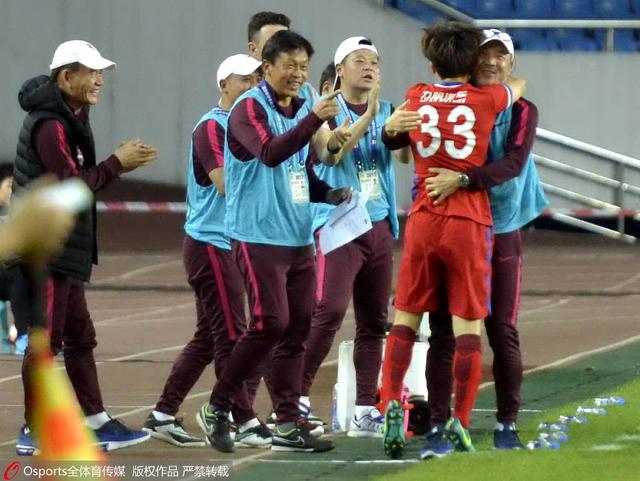 女主从小被啪到大h