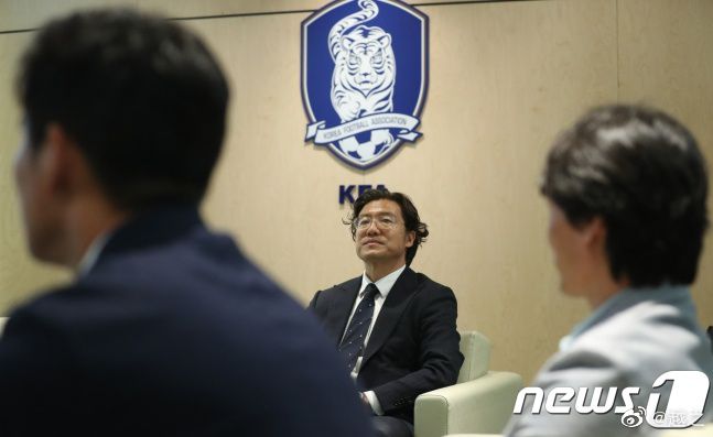 趴在美妇翘臀后面耸动视频a
