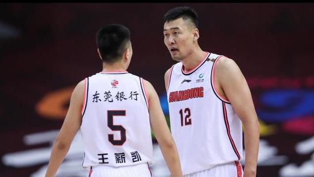 在丈夫面前弄湿股沟的妻子
